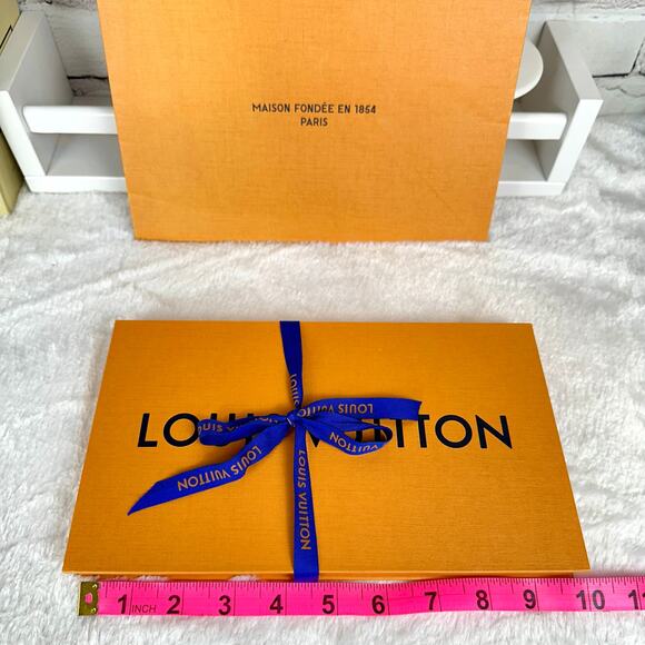 Louis Vuitton Gift Card Box, shopping bag, note card envelope and ribbon set - Picture 8 of 9